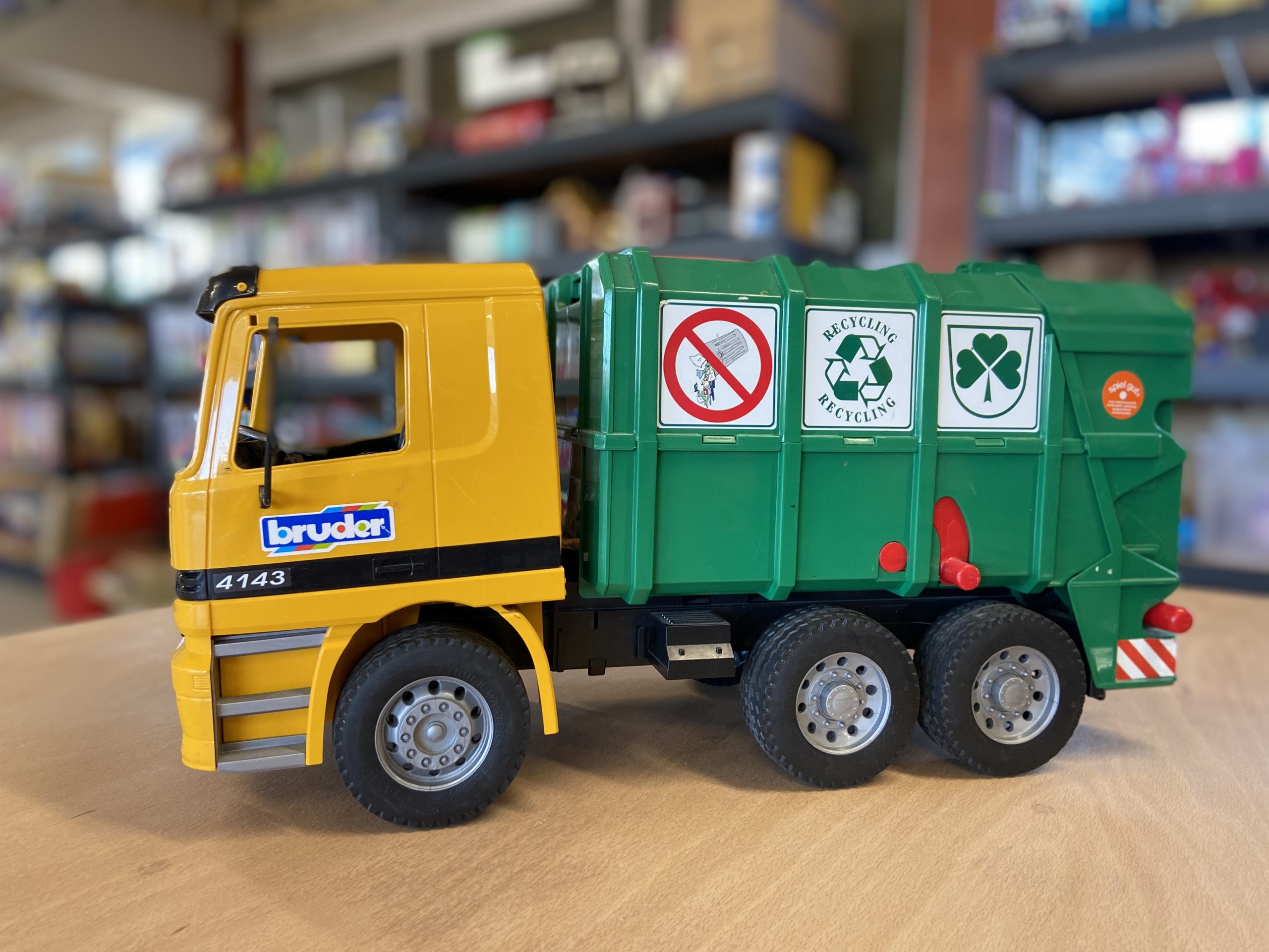 photo d'un camion poubelle de seconde main de la marque Bruder